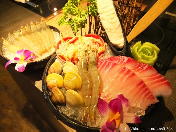 次迴麻辣鍋物:【美食特搜。高雄左營區】次迴麻辣鍋物。海陸總匯雙拼鍋必點 多種精緻鍋物湯頭 高雄火鍋推薦名單