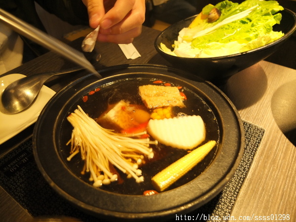 次迴麻辣鍋物:【美食特搜。高雄左營區】次迴麻辣鍋物。海陸總匯雙拼鍋必點 多種精緻鍋物湯頭 高雄火鍋推薦名單