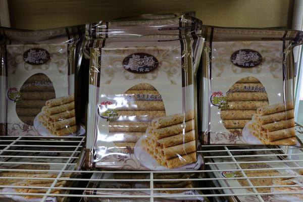 田中進發蜜麻花:【彰化景點】進發食品田中蜜麻花老字號純手工名產/三合院的古厝貓咪互動彩繪牆超可愛