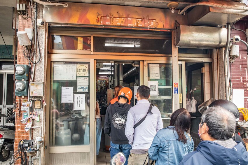 彰化爌肉飯50年老店!在地人激推市場朱爌肉飯,從開賣排到收攤。