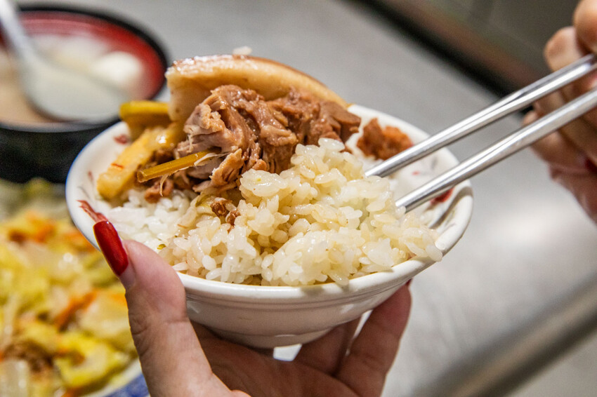彰化爌肉飯50年老店!在地人激推市場朱爌肉飯,從開賣排到收攤。