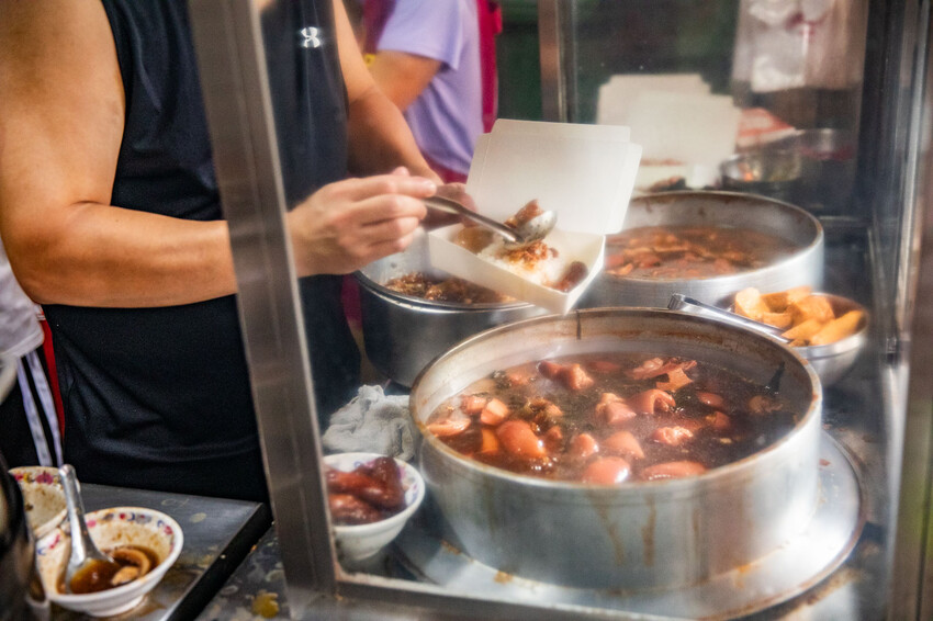 彰化爌肉飯50年老店!在地人激推市場朱爌肉飯,從開賣排到收攤。