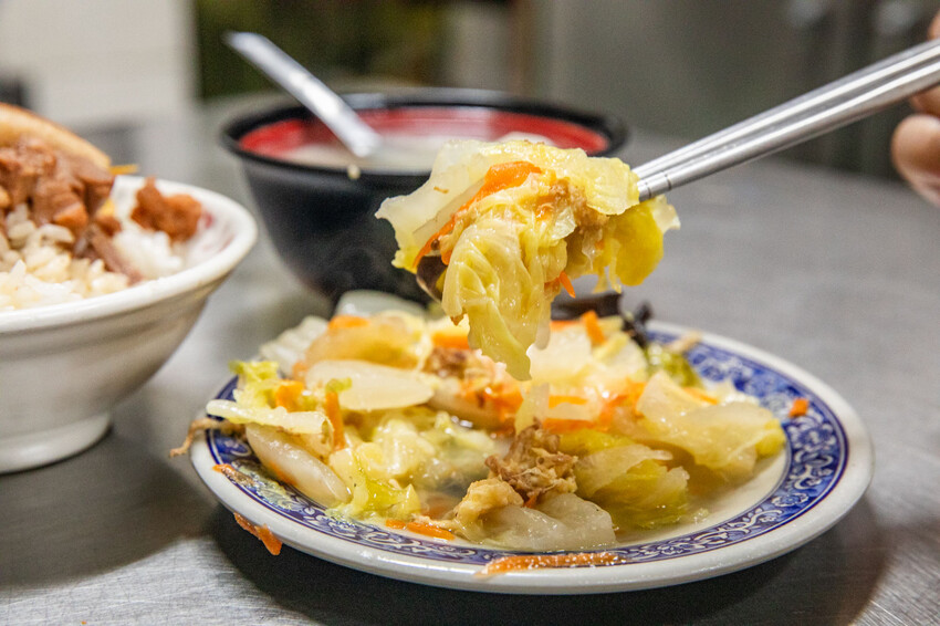 彰化爌肉飯50年老店!在地人激推市場朱爌肉飯,從開賣排到收攤。