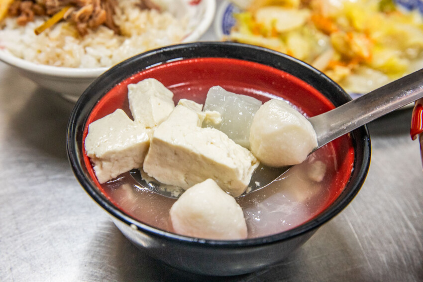 彰化爌肉飯50年老店!在地人激推市場朱爌肉飯,從開賣排到收攤。