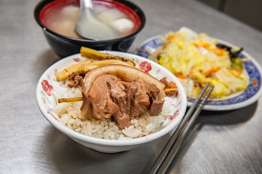 彰化爌肉飯50年老店!在地人激推市場朱爌肉飯,從開賣排到收攤。