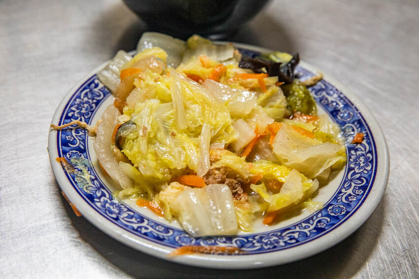 彰化爌肉飯50年老店!在地人激推市場朱爌肉飯,從開賣排到收攤。