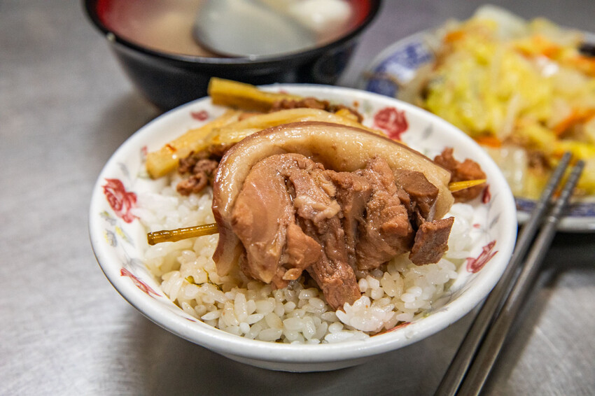 彰化爌肉飯50年老店!在地人激推市場朱爌肉飯,從開賣排到收攤。