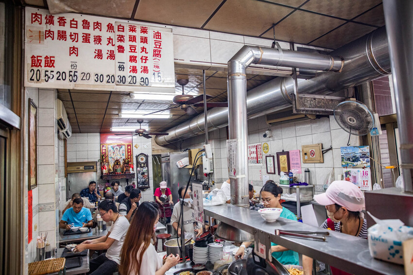 彰化爌肉飯50年老店!在地人激推市場朱爌肉飯,從開賣排到收攤。