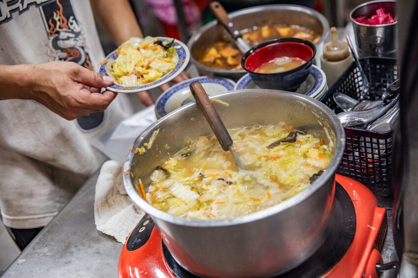 彰化爌肉飯50年老店!在地人激推市場朱爌肉飯,從開賣排到收攤。