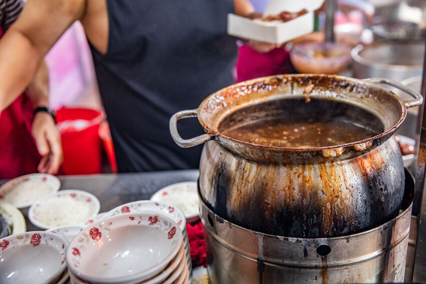 彰化爌肉飯50年老店!在地人激推市場朱爌肉飯,從開賣排到收攤。