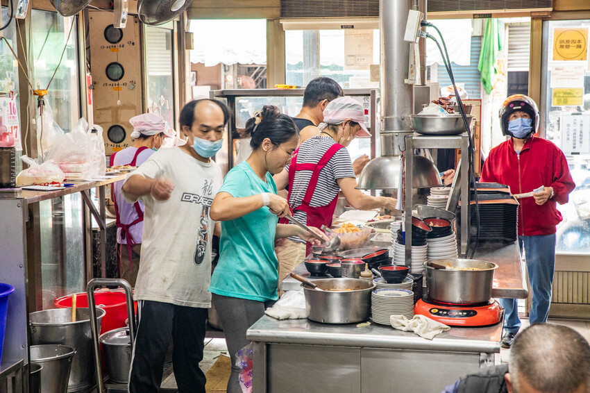 彰化爌肉飯50年老店!在地人激推市場朱爌肉飯,從開賣排到收攤。