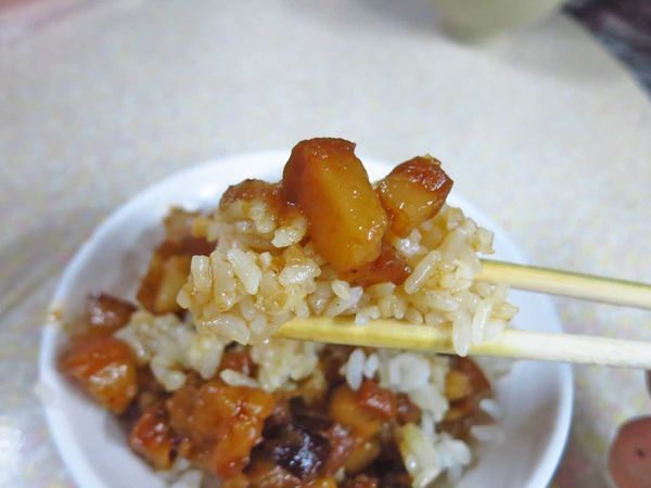 【台南美食】國榮肉燥飯-ＣＰ值爆表！15元肉燥飯30元魚肉湯