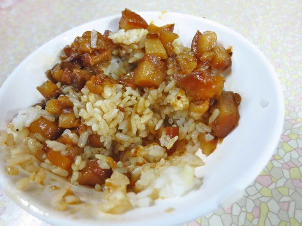 【台南美食】國榮肉燥飯-ＣＰ值爆表！15元肉燥飯30元魚肉湯