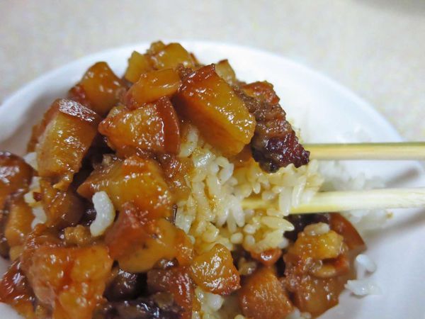 【台南美食】國榮肉燥飯-ＣＰ值爆表！15元肉燥飯30元魚肉湯