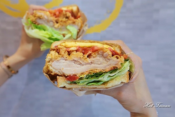 鯊魚咬土司(學士店):【台中美食】鯊魚咬吐司學士店炸雞開賣啦,大口咬神厚切炸雞三明治超好吃,搭配招牌木瓜牛奶最對味~ 鯊魚咬土司(學士店):【台中美食】鯊魚咬吐司學士店炸雞開賣啦,大口咬神厚切炸雞三明治超好吃,搭配招牌木瓜牛奶最對味~