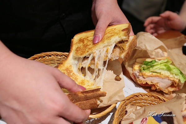 鯊魚咬土司(學士店):【台中美食】鯊魚咬吐司學士店炸雞開賣啦,大口咬神厚切炸雞三明治超好吃,搭配招牌木瓜牛奶最對味~ 鯊魚咬土司(學士店):【台中美食】鯊魚咬吐司學士店炸雞開賣啦,大口咬神厚切炸雞三明治超好吃,搭配招牌木瓜牛奶最對味~