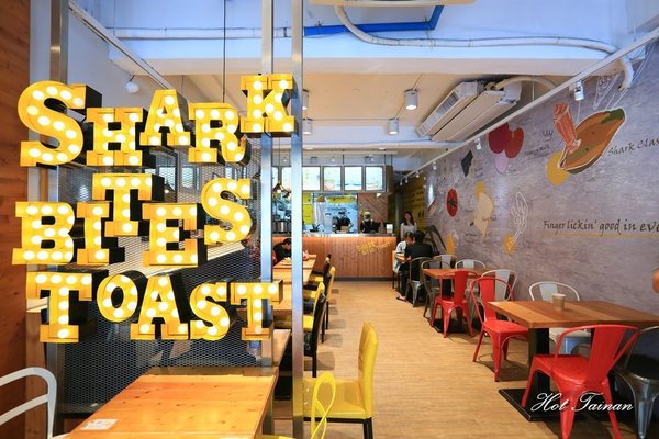 鯊魚咬土司(學士店):【台中美食】鯊魚咬吐司學士店炸雞開賣啦,大口咬神厚切炸雞三明治超好吃,搭配招牌木瓜牛奶最對味~ 鯊魚咬土司(學士店):【台中美食】鯊魚咬吐司學士店炸雞開賣啦,大口咬神厚切炸雞三明治超好吃,搭配招牌木瓜牛奶最對味~