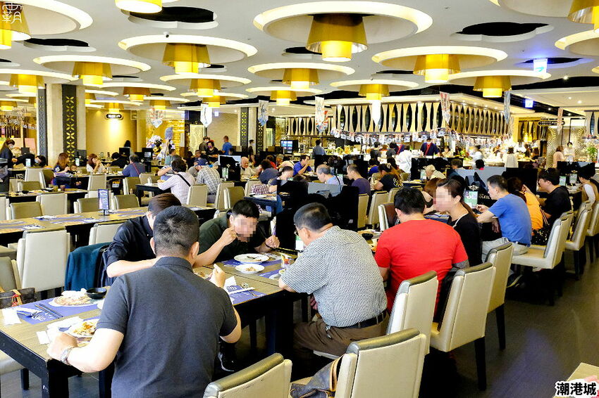 上百道海鮮料理吃到飽,潮港城太陽百匯,鮪魚祭鮪魚鮭魚秀好吸睛!