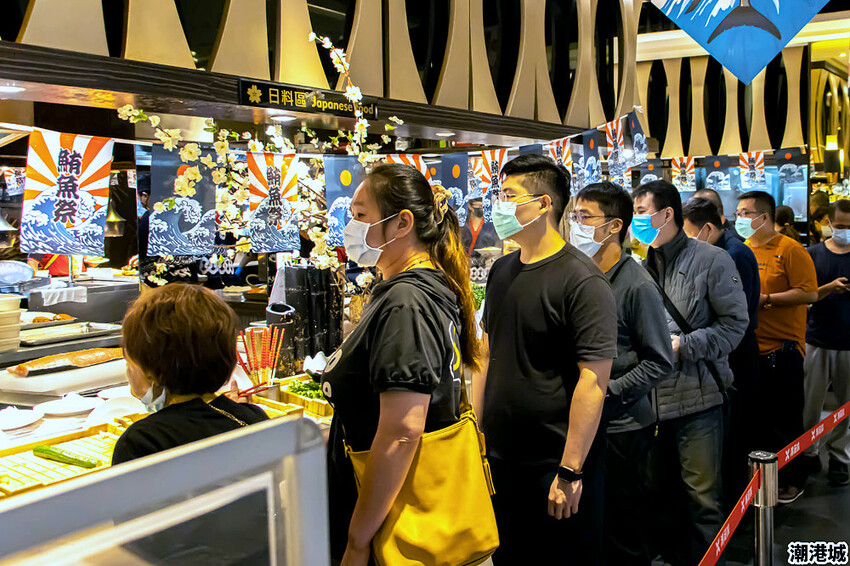 上百道海鮮料理吃到飽,潮港城太陽百匯,鮪魚祭鮪魚鮭魚秀好吸睛!