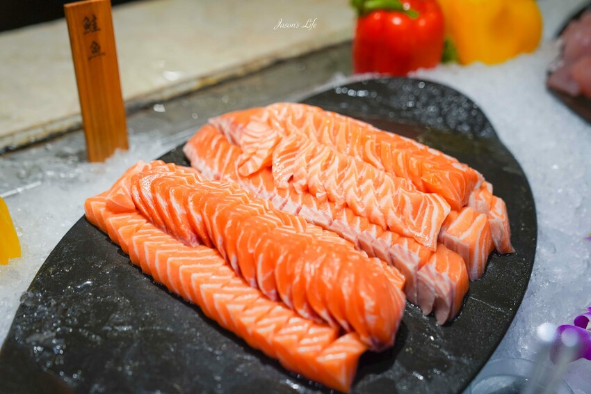 台中市南屯區【台中南屯｜美食】太陽百匯(潮港城國際美食館)。釜山海鮮季，台中海鮮直送，10/01~11/30四人同行送巨無霸