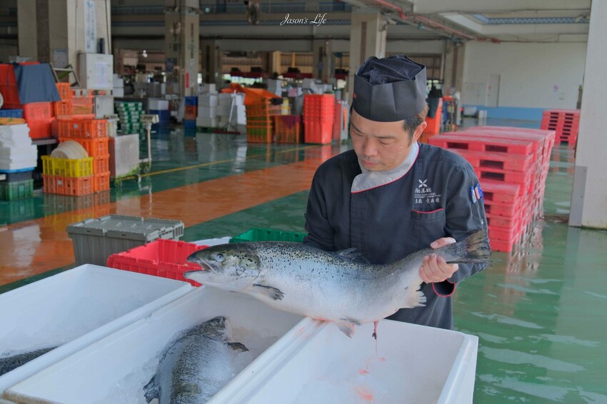 台中市南屯區【台中南屯｜美食】太陽百匯(潮港城國際美食館)。釜山海鮮季，台中海鮮直送，10/01~11/30四人同行送巨無霸