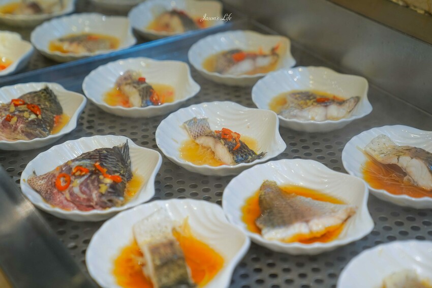 台中市南屯區【台中南屯｜美食】太陽百匯(潮港城國際美食館)。釜山海鮮季，台中海鮮直送，10/01~11/30四人同行送巨無霸