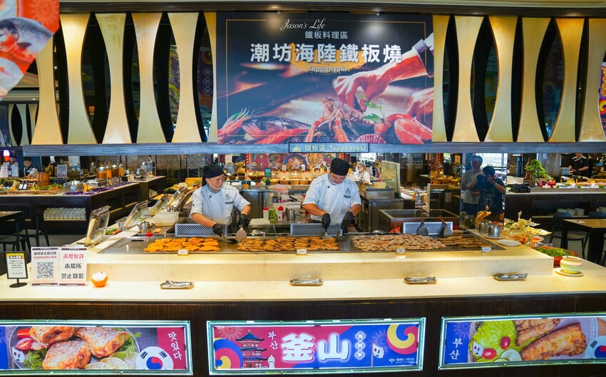 台中市南屯區【台中南屯｜美食】太陽百匯(潮港城國際美食館)。釜山海鮮季，台中海鮮直送，10/01~11/30四人同行送巨無霸