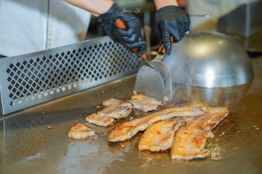 台中市南屯區【台中南屯｜美食】太陽百匯(潮港城國際美食館)。釜山海鮮季，台中海鮮直送，10/01~11/30四人同行送巨無霸