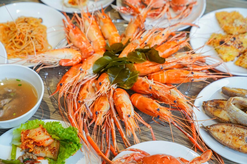 台中市南屯區【台中南屯｜美食】太陽百匯(潮港城國際美食館)。釜山海鮮季，台中海鮮直送，10/01~11/30四人同行送巨無霸