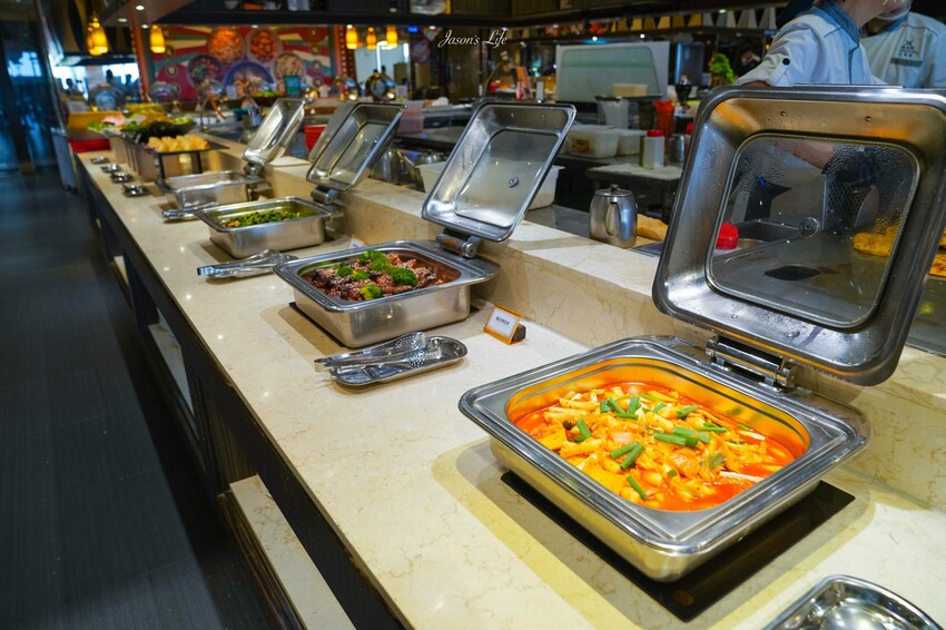 台中市南屯區【台中南屯｜美食】太陽百匯(潮港城國際美食館)。釜山海鮮季，台中海鮮直送，10/01~11/30四人同行送巨無霸