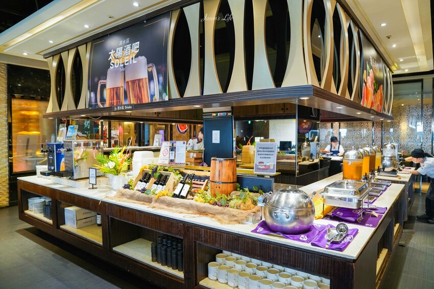 台中市南屯區【台中南屯｜美食】太陽百匯(潮港城國際美食館)。釜山海鮮季，台中海鮮直送，10/01~11/30四人同行送巨無霸