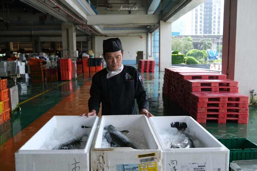 台中市南屯區【台中南屯｜美食】太陽百匯(潮港城國際美食館)。釜山海鮮季，台中海鮮直送，10/01~11/30四人同行送巨無霸