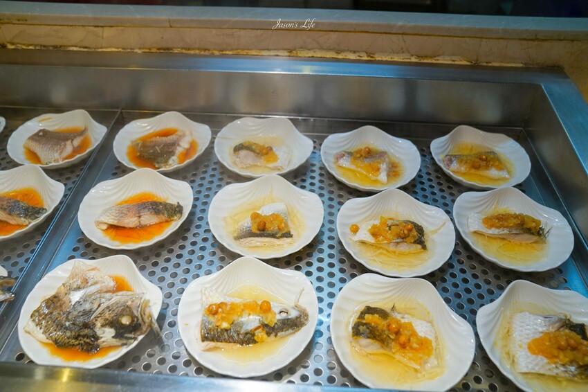 台中市南屯區【台中南屯｜美食】太陽百匯(潮港城國際美食館)。釜山海鮮季，台中海鮮直送，10/01~11/30四人同行送巨無霸