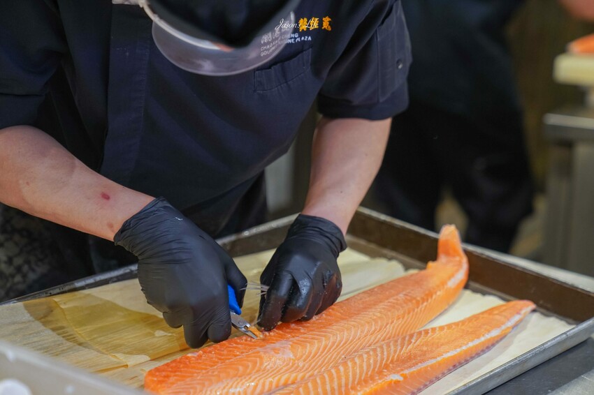 台中市南屯區【台中南屯｜美食】太陽百匯(潮港城國際美食館)。釜山海鮮季，台中海鮮直送，10/01~11/30四人同行送巨無霸