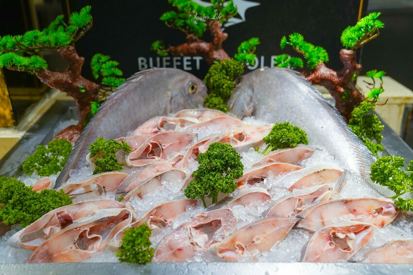 台中市南屯區【台中南屯｜美食】太陽百匯(潮港城國際美食館)。釜山海鮮季，台中海鮮直送，10/01~11/30四人同行送巨無霸