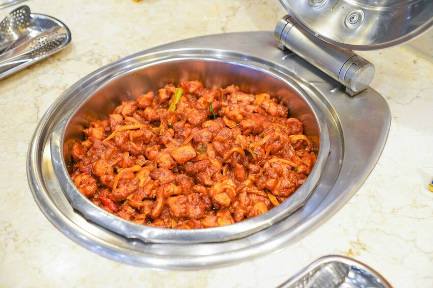 台中市南屯區【台中南屯｜美食】太陽百匯(潮港城國際美食館)。釜山海鮮季，台中海鮮直送，10/01~11/30四人同行送巨無霸