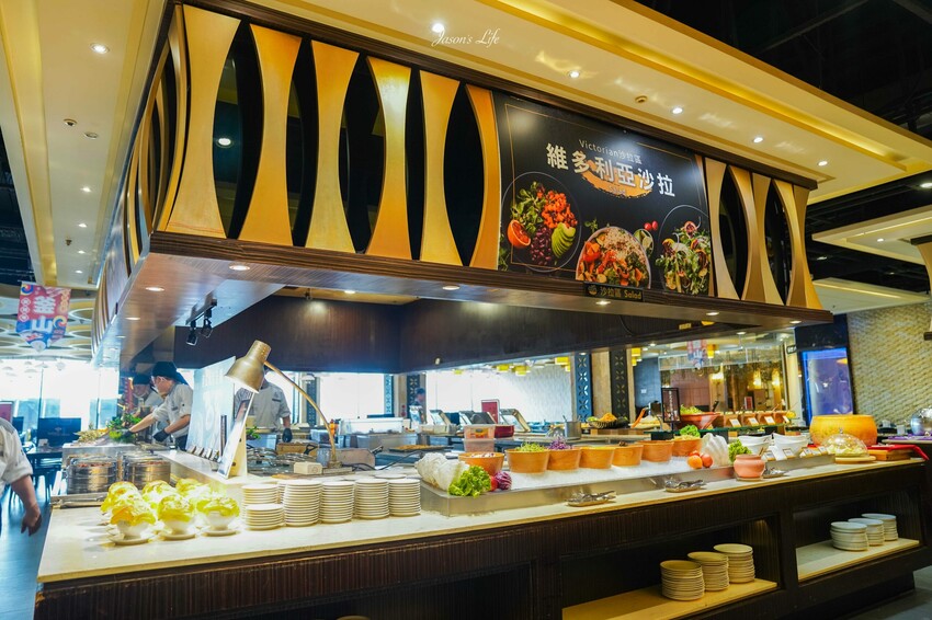 台中市南屯區【台中南屯｜美食】太陽百匯(潮港城國際美食館)。釜山海鮮季，台中海鮮直送，10/01~11/30四人同行送巨無霸