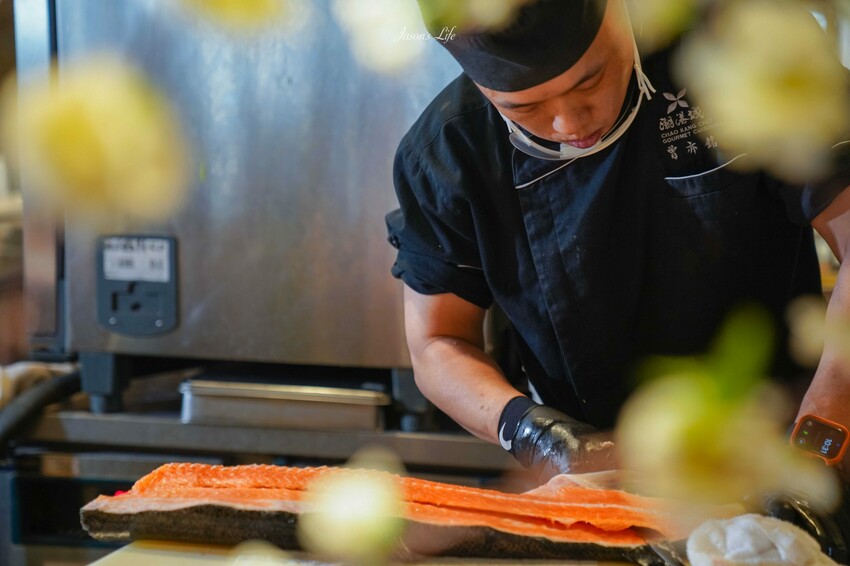 台中市南屯區【台中南屯｜美食】太陽百匯(潮港城國際美食館)。釜山海鮮季，台中海鮮直送，10/01~11/30四人同行送巨無霸