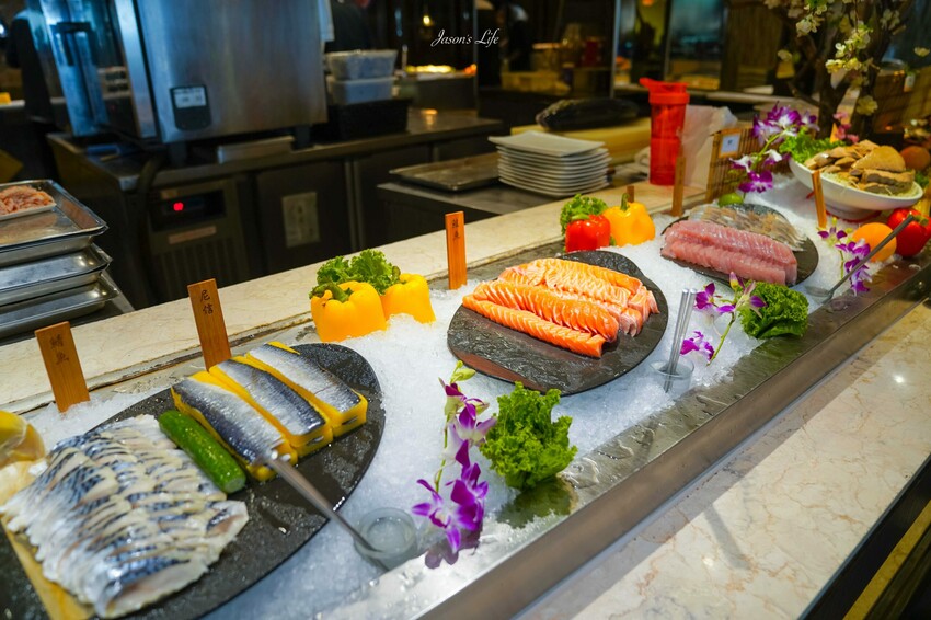 台中市南屯區【台中南屯｜美食】太陽百匯(潮港城國際美食館)。釜山海鮮季，台中海鮮直送，10/01~11/30四人同行送巨無霸