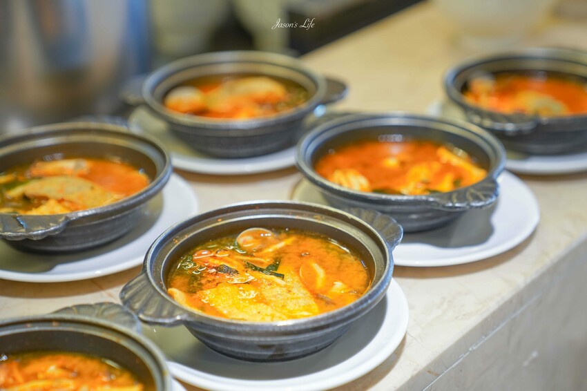 台中市南屯區【台中南屯｜美食】太陽百匯(潮港城國際美食館)。釜山海鮮季，台中海鮮直送，10/01~11/30四人同行送巨無霸