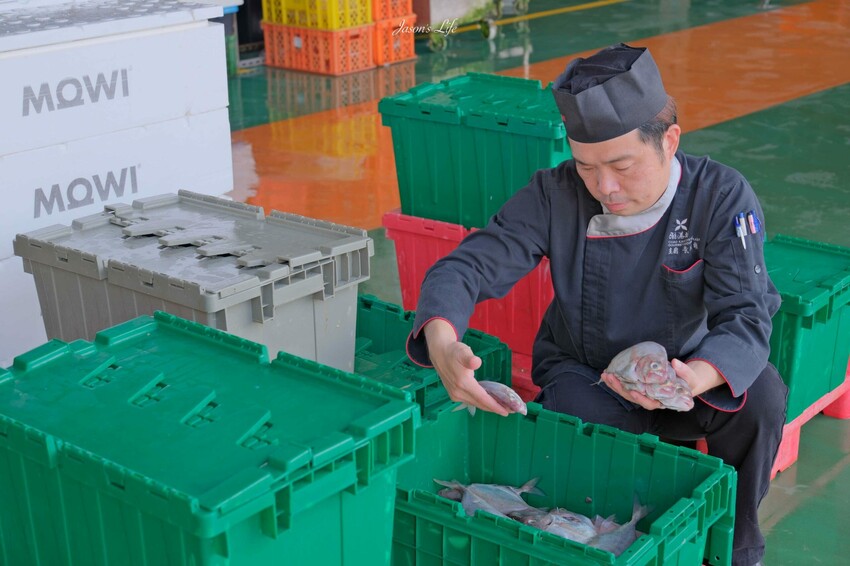 台中市南屯區【台中南屯｜美食】太陽百匯(潮港城國際美食館)。釜山海鮮季，台中海鮮直送，10/01~11/30四人同行送巨無霸