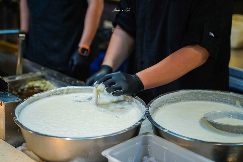 台中市南屯區【台中南屯｜美食】太陽百匯(潮港城國際美食館)。釜山海鮮季，台中海鮮直送，10/01~11/30四人同行送巨無霸