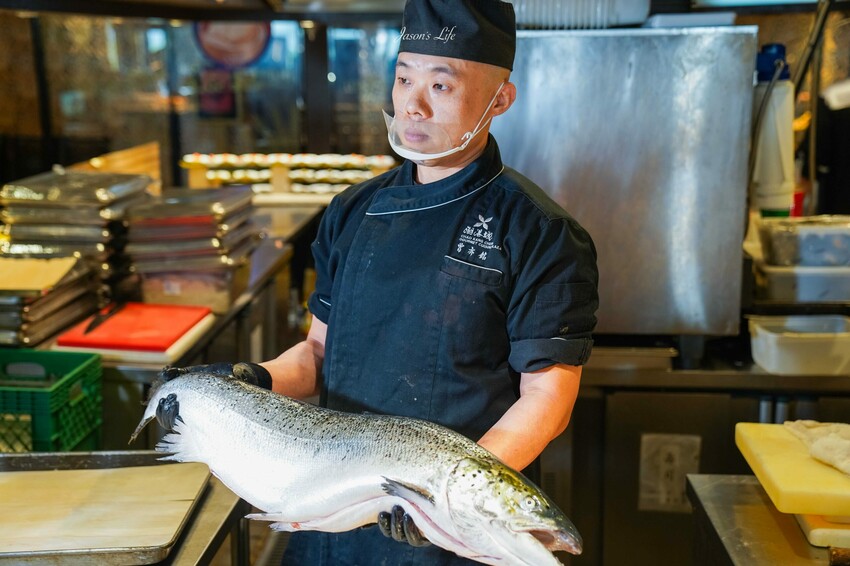 台中市南屯區【台中南屯｜美食】太陽百匯(潮港城國際美食館)。釜山海鮮季，台中海鮮直送，10/01~11/30四人同行送巨無霸