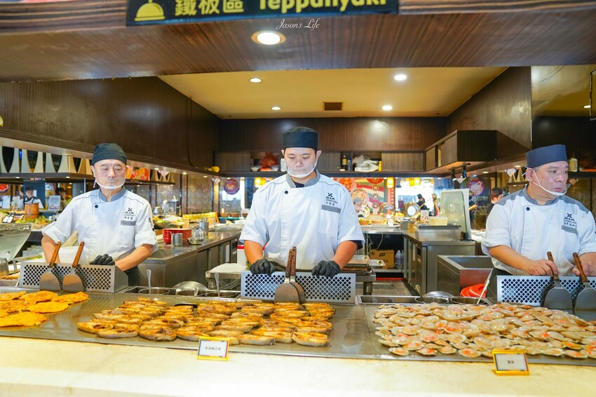 台中市南屯區【台中南屯｜美食】太陽百匯(潮港城國際美食館)。釜山海鮮季，台中海鮮直送，10/01~11/30四人同行送巨無霸