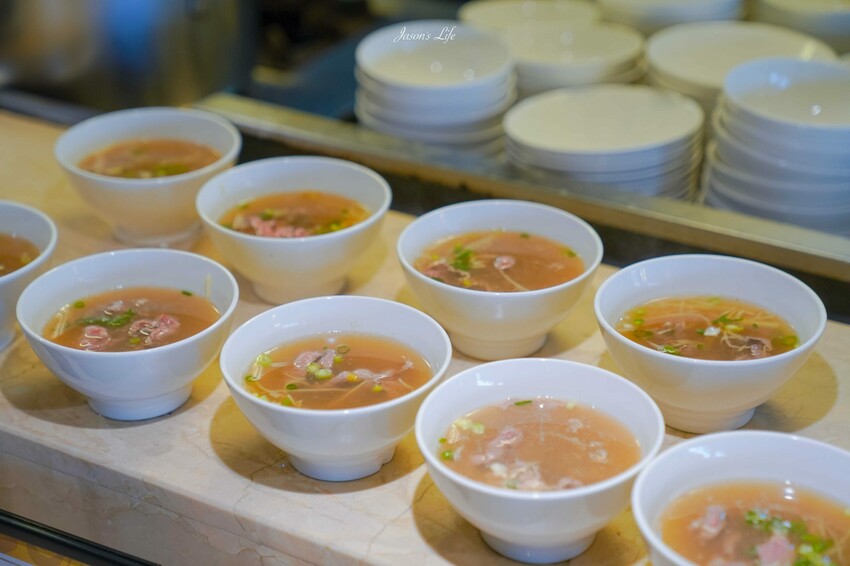 台中市南屯區【台中南屯｜美食】太陽百匯(潮港城國際美食館)。釜山海鮮季，台中海鮮直送，10/01~11/30四人同行送巨無霸