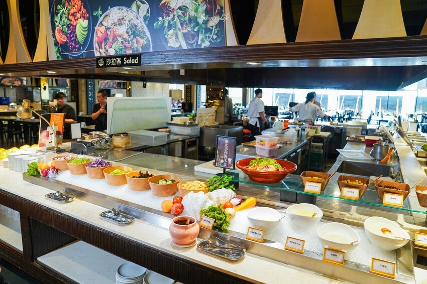 台中市南屯區【台中南屯｜美食】太陽百匯(潮港城國際美食館)。釜山海鮮季，台中海鮮直送，10/01~11/30四人同行送巨無霸