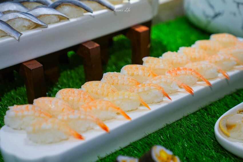 台中市南屯區【台中南屯｜美食】太陽百匯(潮港城國際美食館)。釜山海鮮季，台中海鮮直送，10/01~11/30四人同行送巨無霸