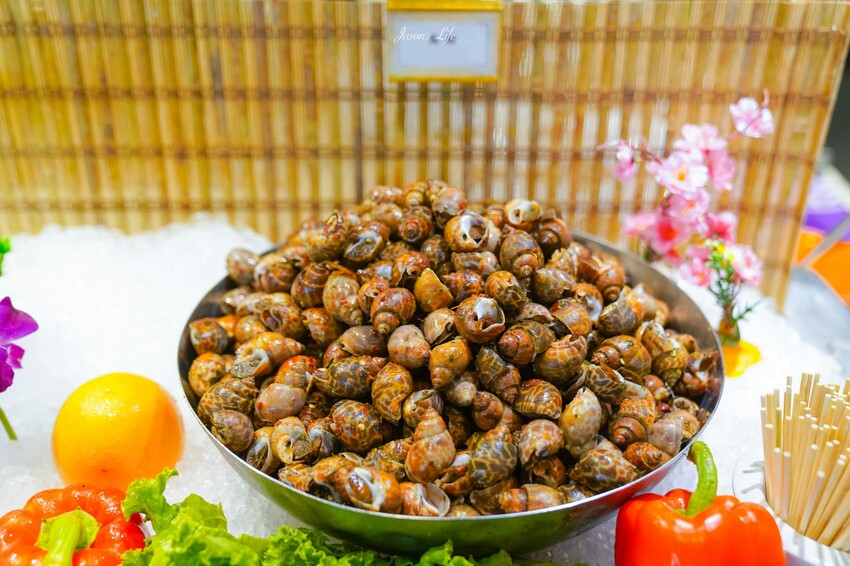 台中市南屯區【台中南屯｜美食】太陽百匯(潮港城國際美食館)。釜山海鮮季，台中海鮮直送，10/01~11/30四人同行送巨無霸