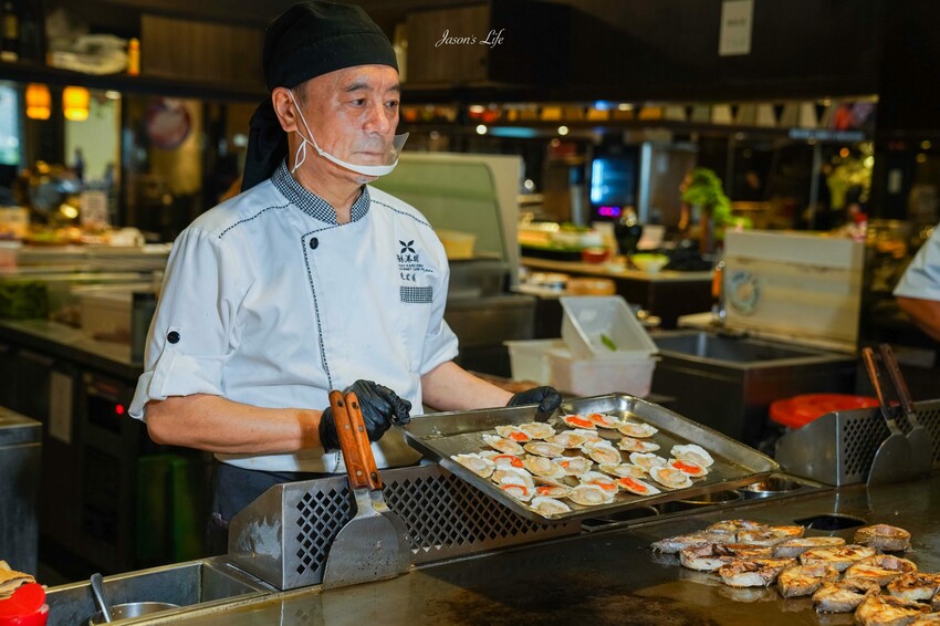 台中市南屯區【台中南屯｜美食】太陽百匯(潮港城國際美食館)。釜山海鮮季，台中海鮮直送，10/01~11/30四人同行送巨無霸