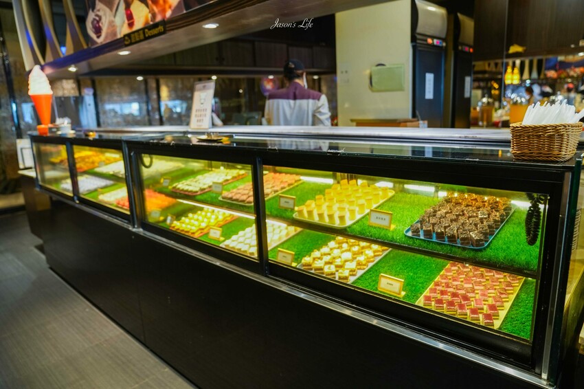 台中市南屯區【台中南屯｜美食】太陽百匯(潮港城國際美食館)。釜山海鮮季，台中海鮮直送，10/01~11/30四人同行送巨無霸